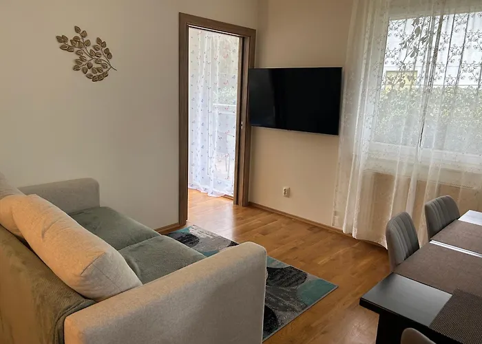 Quiet Enclave Near The Airport Lejlighed *